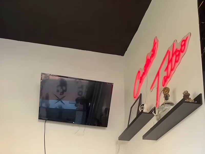 El estudio de Benalmádena: el neón rojo de Constant Tattoo y las estanterías con calaveras