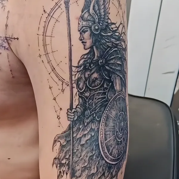 Valquiria con lanza y escudo en el brazo, en negro y gris